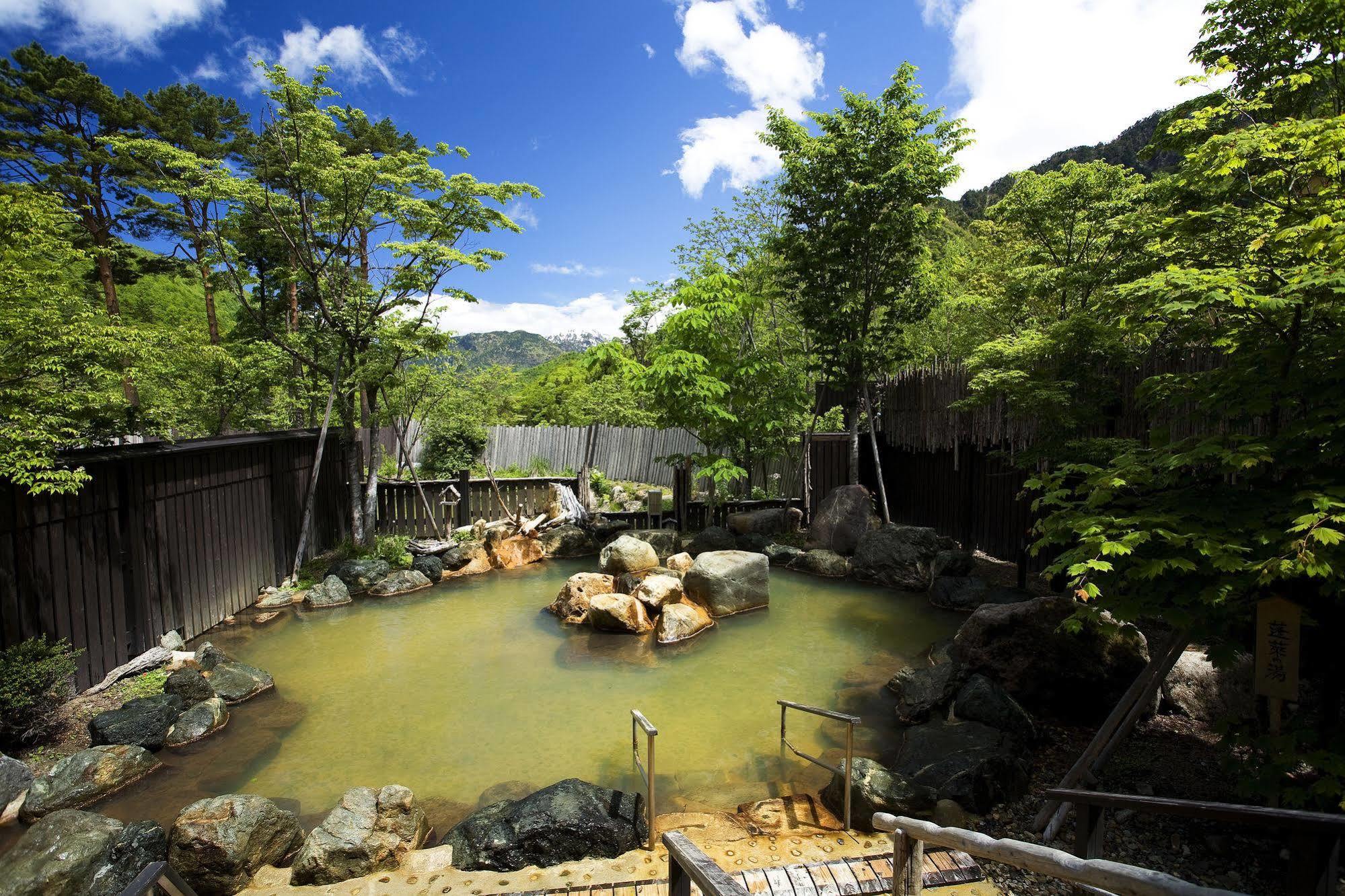Miyama Ouan Kyoritsu Resort Takayama  Exterior foto A hot spring in Japan