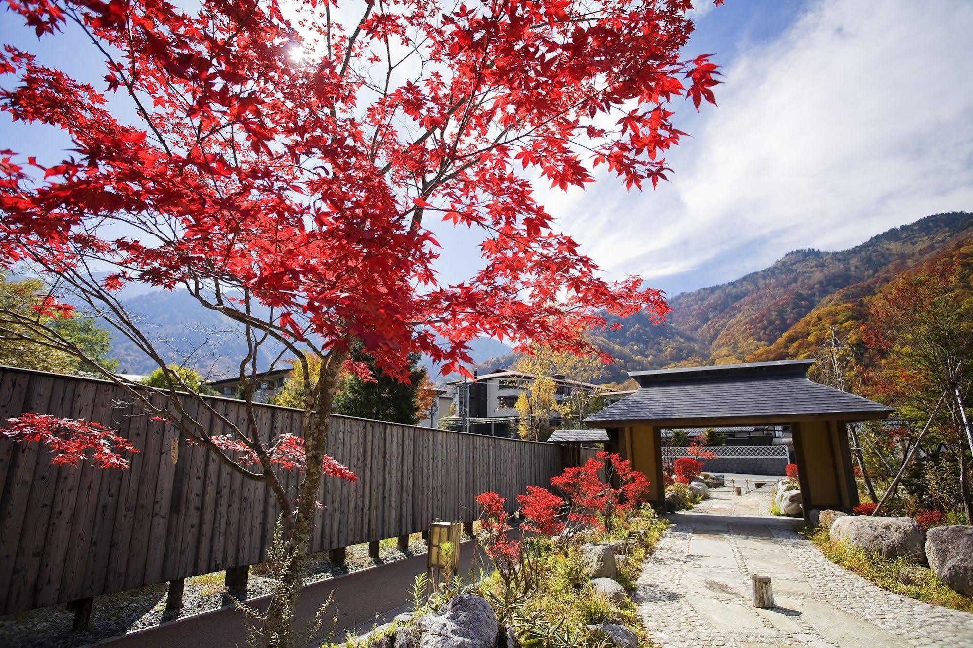 Miyama Ouan Kyoritsu Resort Takayama  Exterior foto Autumn colours at the hot spring resort of Ōwakudani